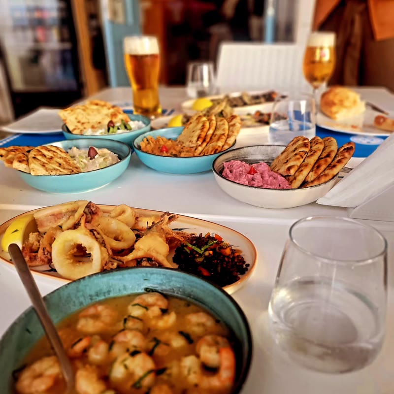 Gedeckter Tisch mit Meze, Garnelen und Bier