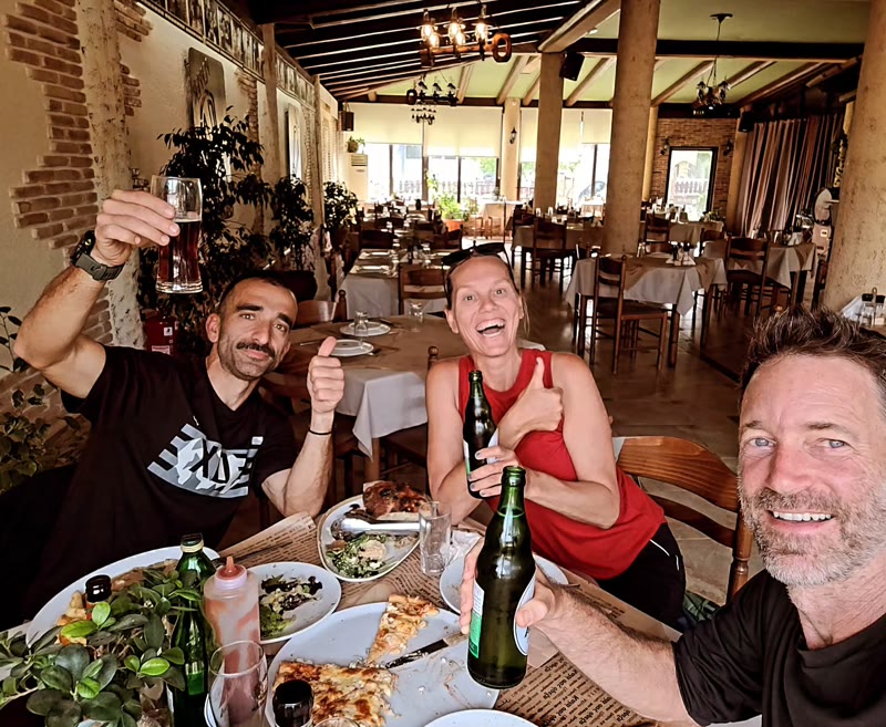 Gäste stoßen in einer Taverne an